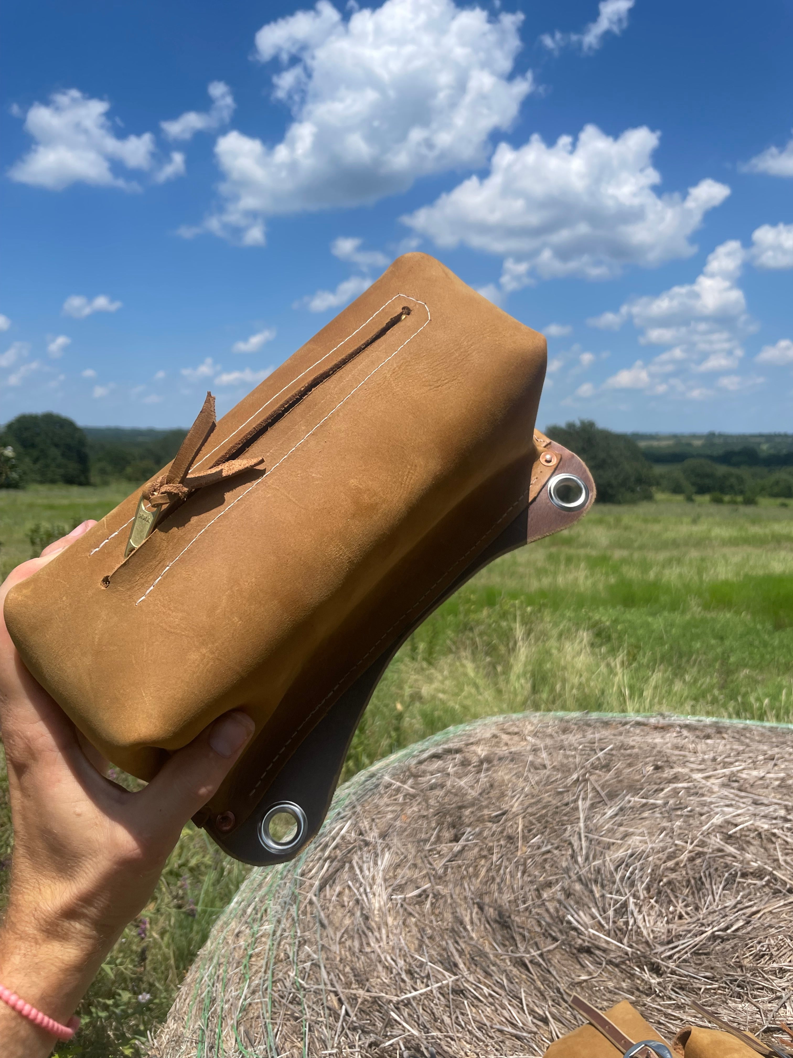 Hard bottom cantle bag